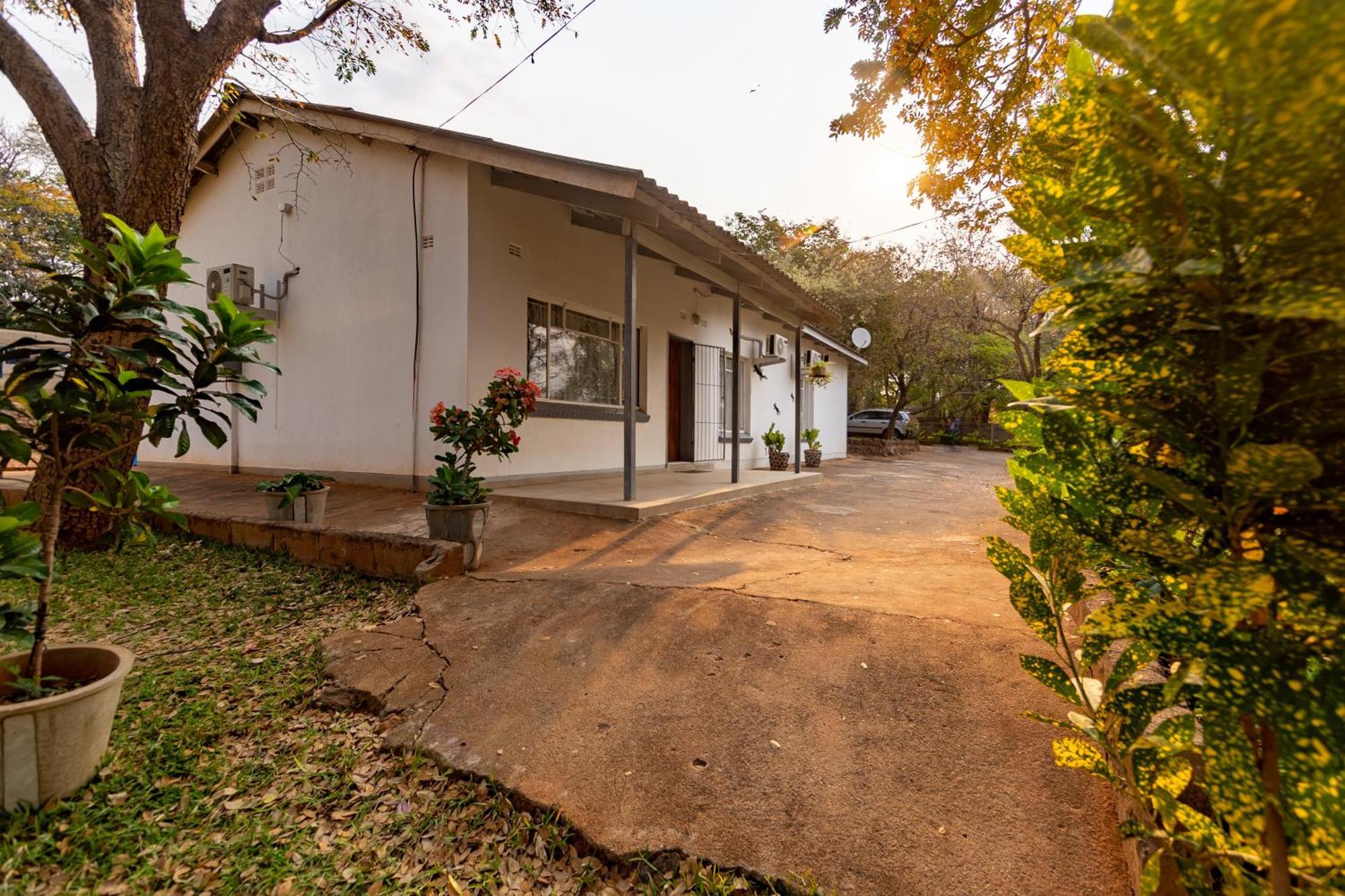 Wood Road Guest Lodge Victoria Falls Dış mekan fotoğraf