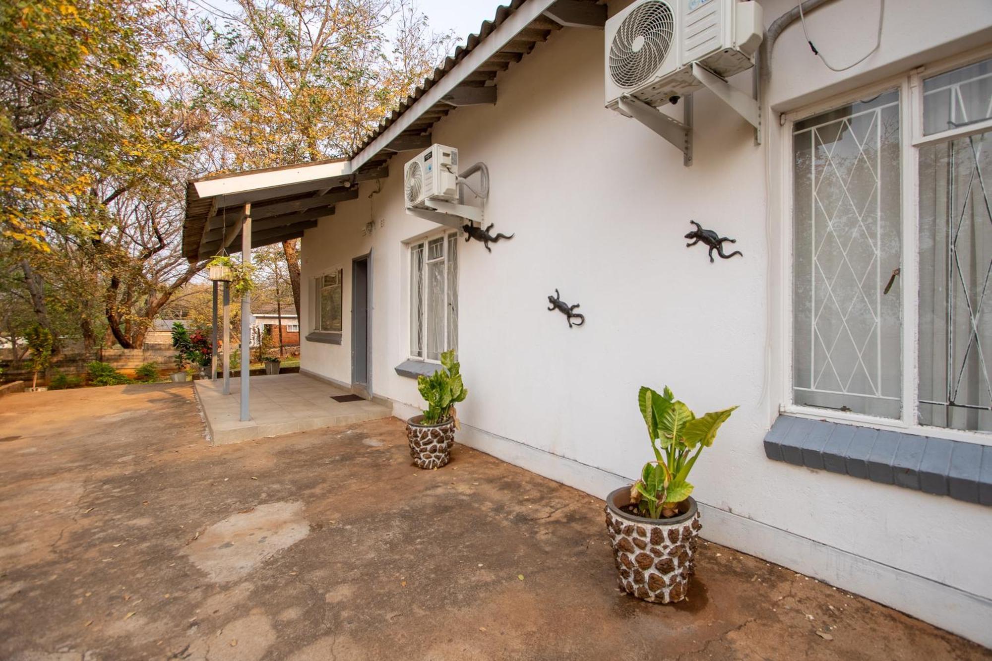 Wood Road Guest Lodge Victoria Falls Dış mekan fotoğraf