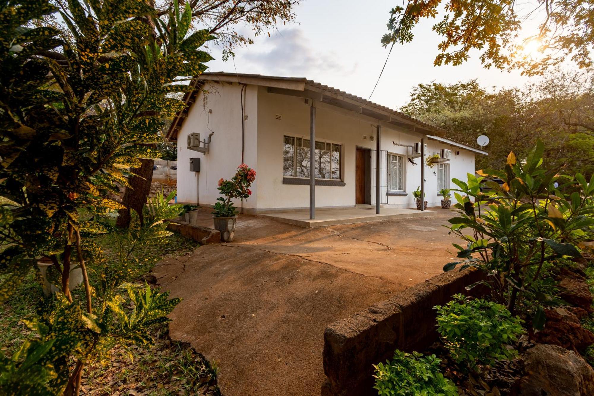 Wood Road Guest Lodge Victoria Falls Dış mekan fotoğraf