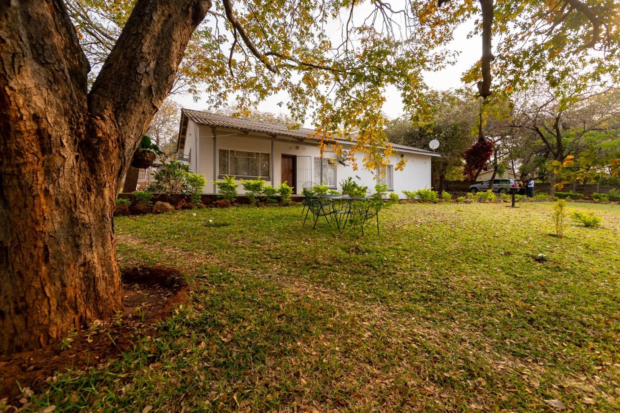 Wood Road Guest Lodge Victoria Falls Dış mekan fotoğraf