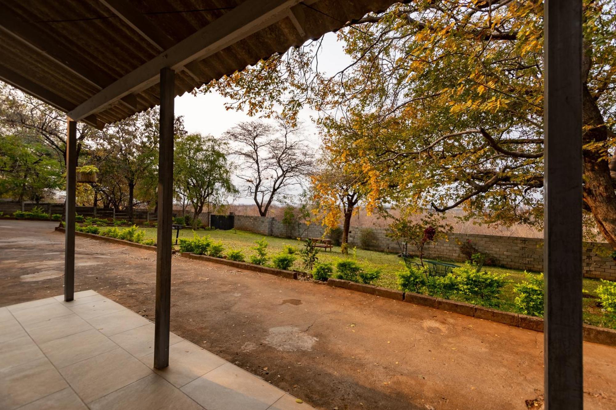 Wood Road Guest Lodge Victoria Falls Dış mekan fotoğraf