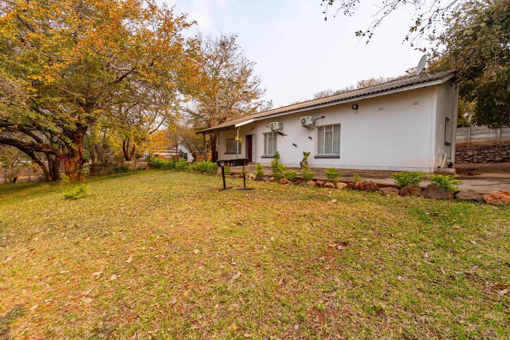 Wood Road Guest Lodge Victoria Falls Dış mekan fotoğraf
