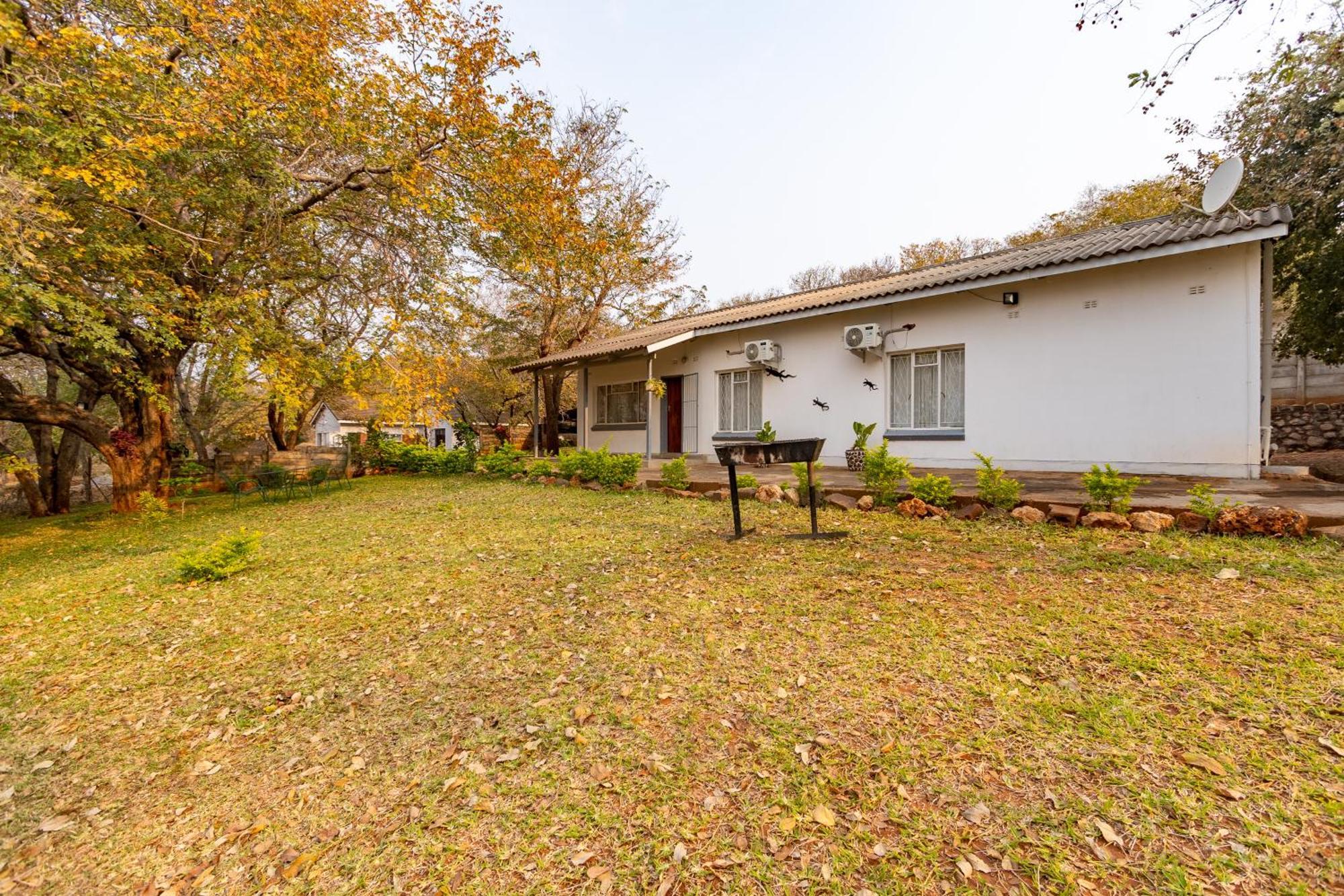 Wood Road Guest Lodge Victoria Falls Dış mekan fotoğraf