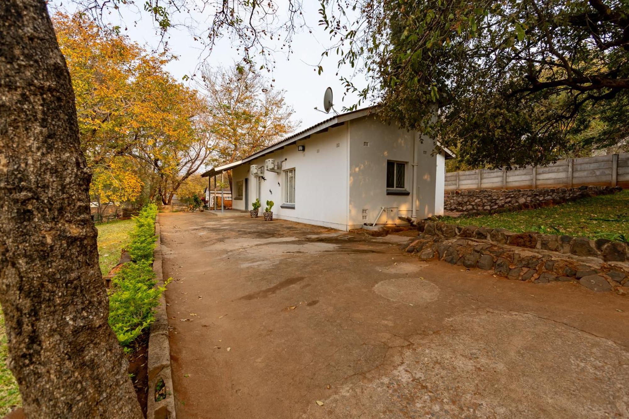 Wood Road Guest Lodge Victoria Falls Dış mekan fotoğraf
