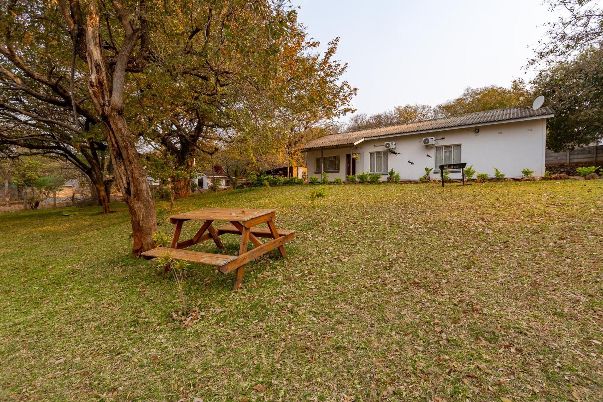 Wood Road Guest Lodge Victoria Falls Dış mekan fotoğraf